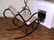 Металлическое кресло-качалка.