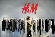 Сортировка и комплектование одежды на складе H & M ,  Польша